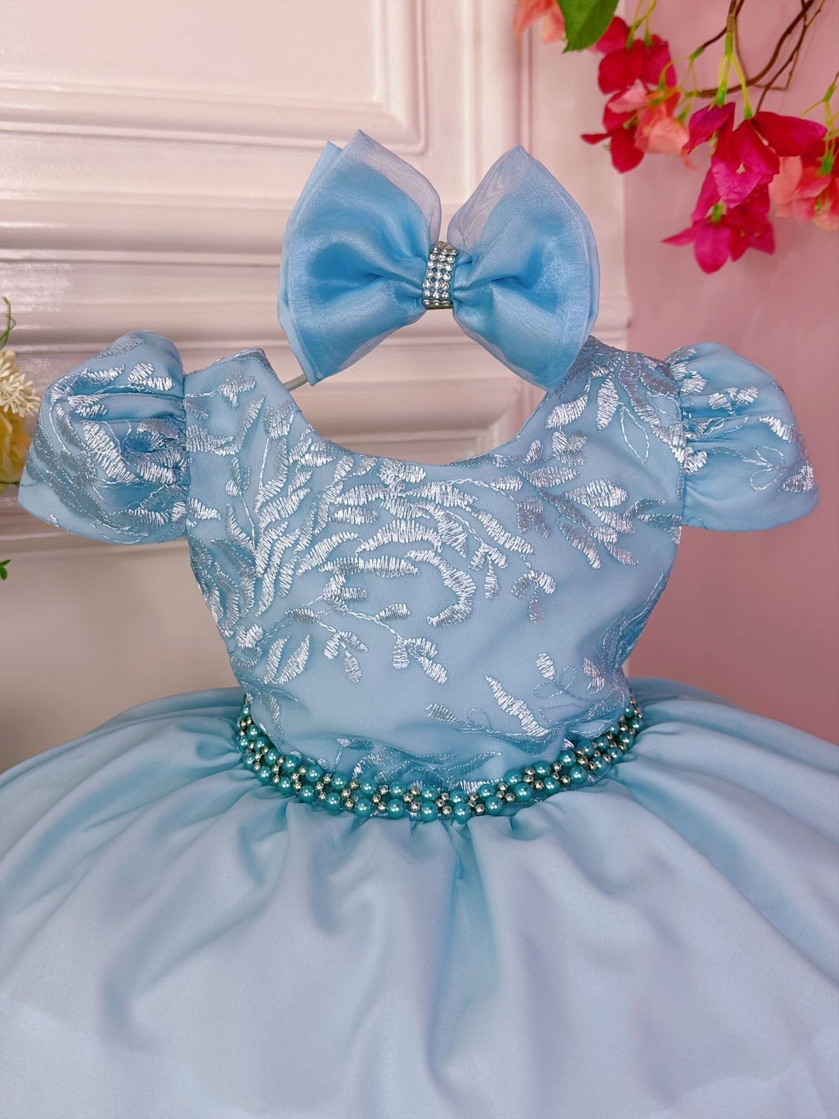 Vestido infantil azul con cinturón de encaje y lazo de perlas