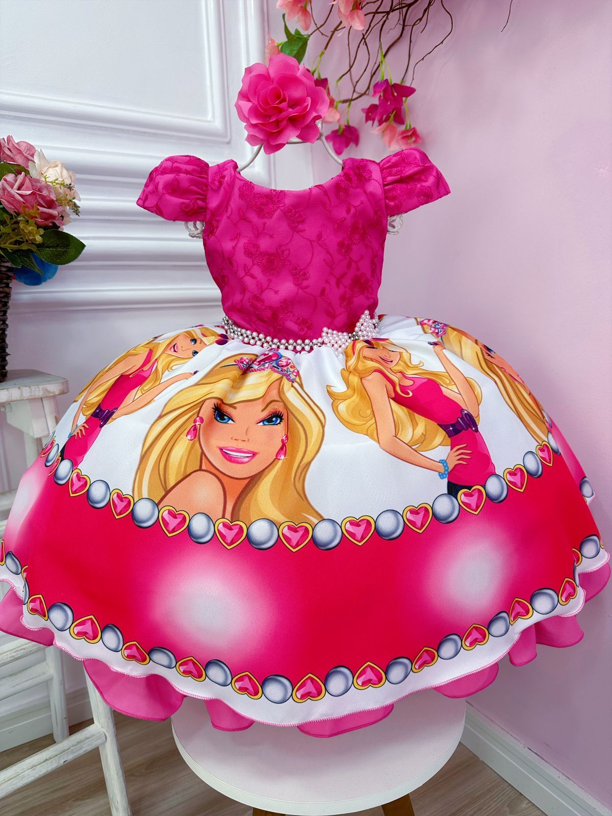 Vestido de busto rosa de Barbie con encaje y flor para el cabello