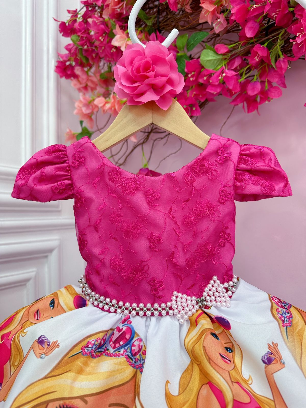 Vestido de busto rosa de Barbie con encaje y flor para el cabello