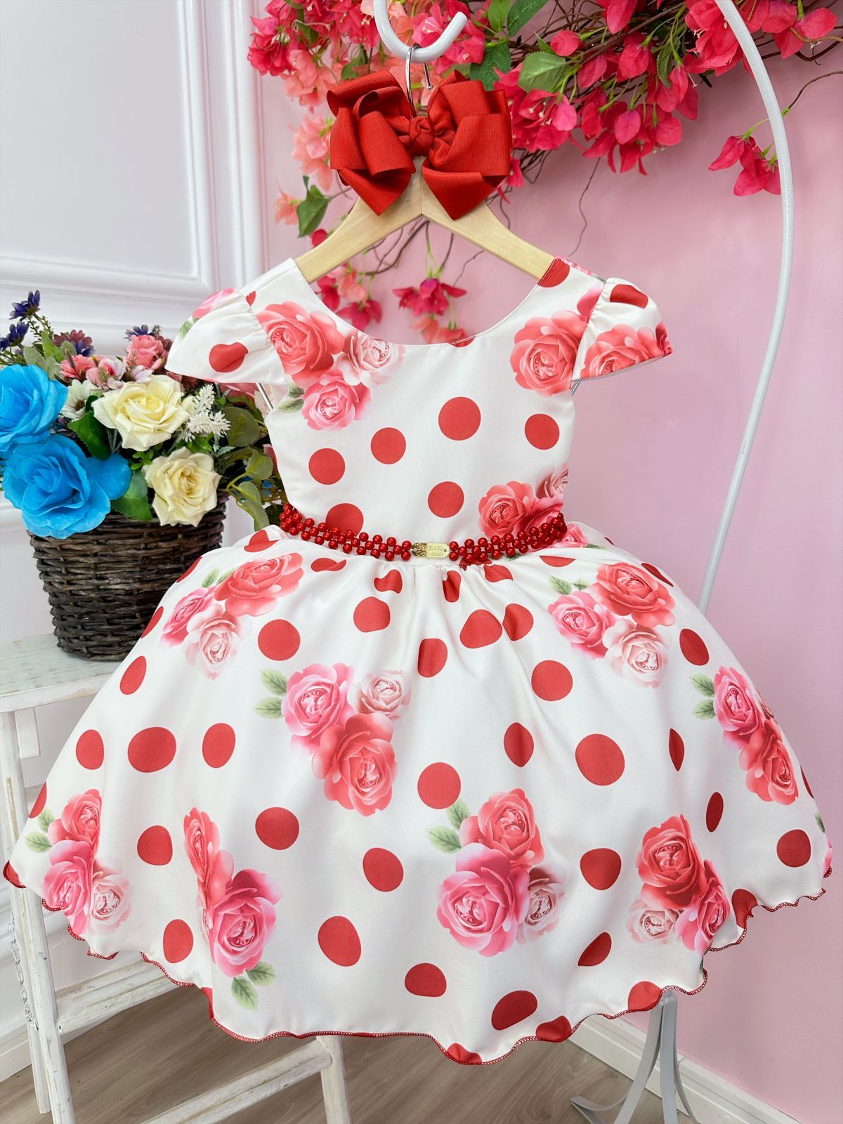 Vestido infantil blanco roto con rosas en primavera de lujo