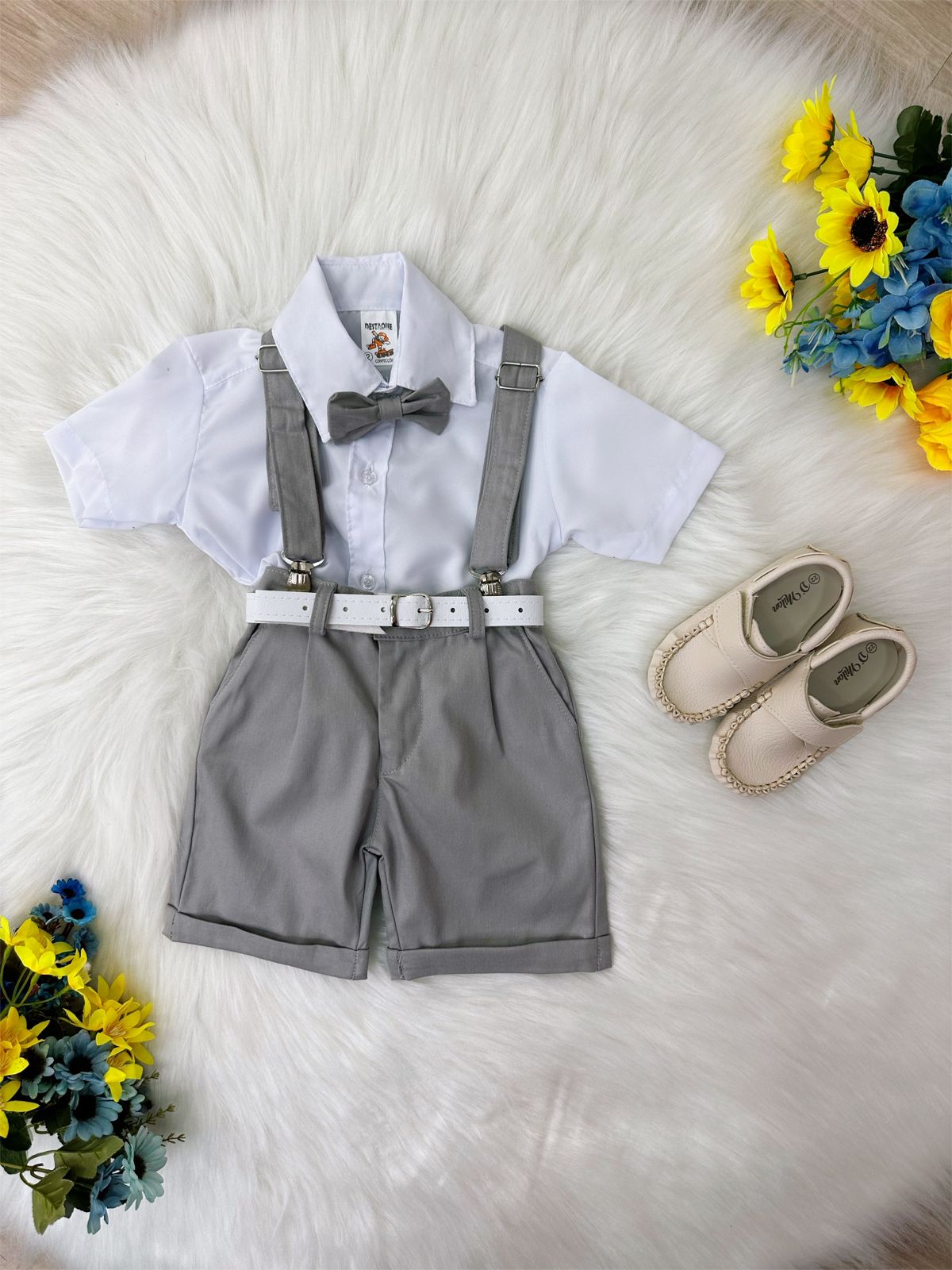 Conjunto formal con short con tirantes, corbata gris y camisa blanca