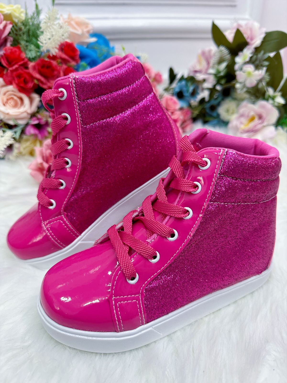 Botas de charol rosa de Barbie con purpurina y cordones
