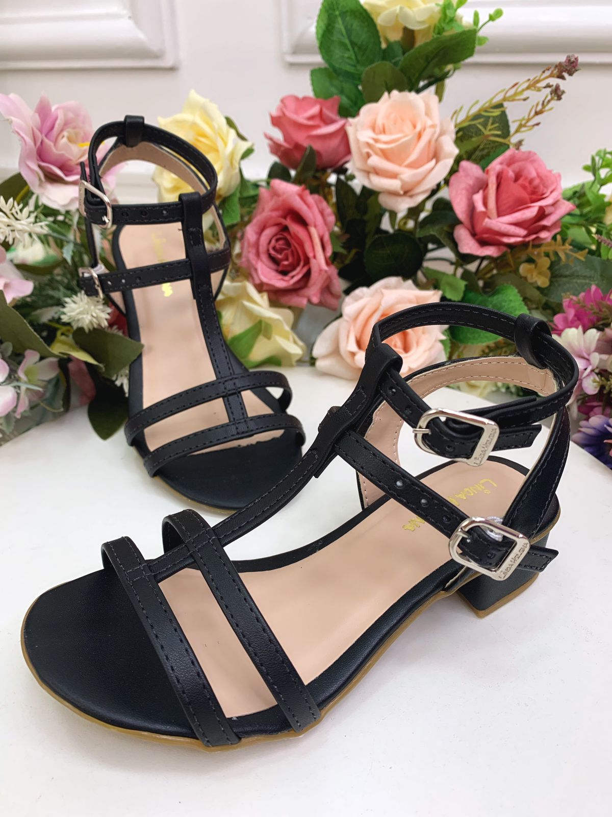 Sandalias negras con tiras trenzadas y tacón para niños