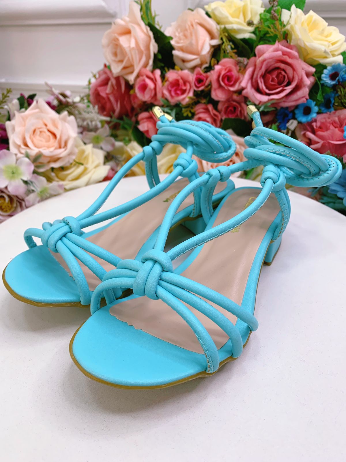Sandalias azules con cordones y tacón para niños