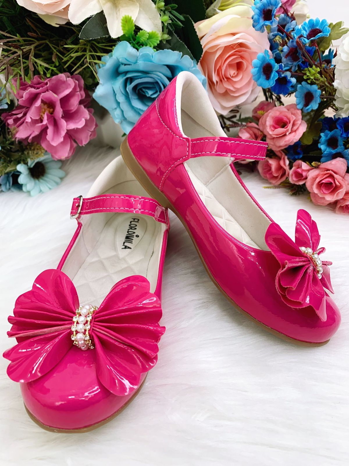 Zapatos de charol rosa con lazo y aplique de diamantes de imitación