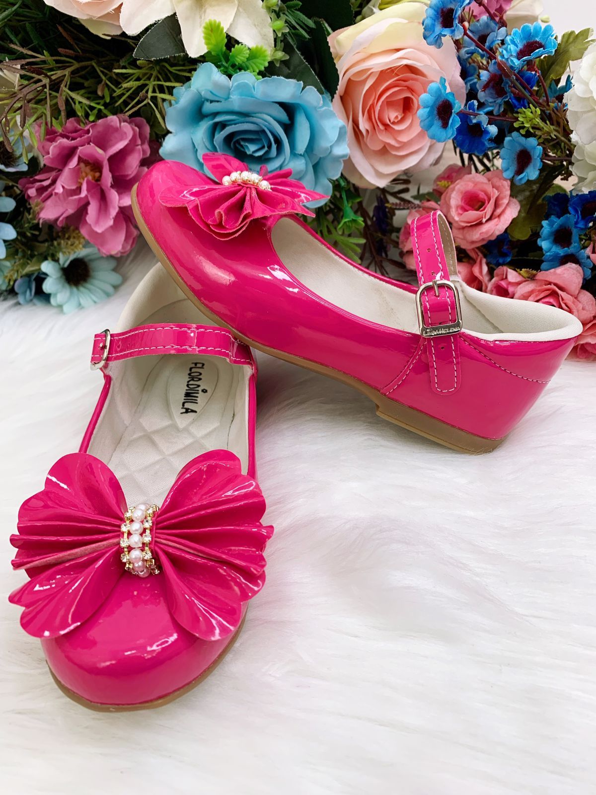 Zapatos de charol rosa con lazo y aplique de diamantes de imitación