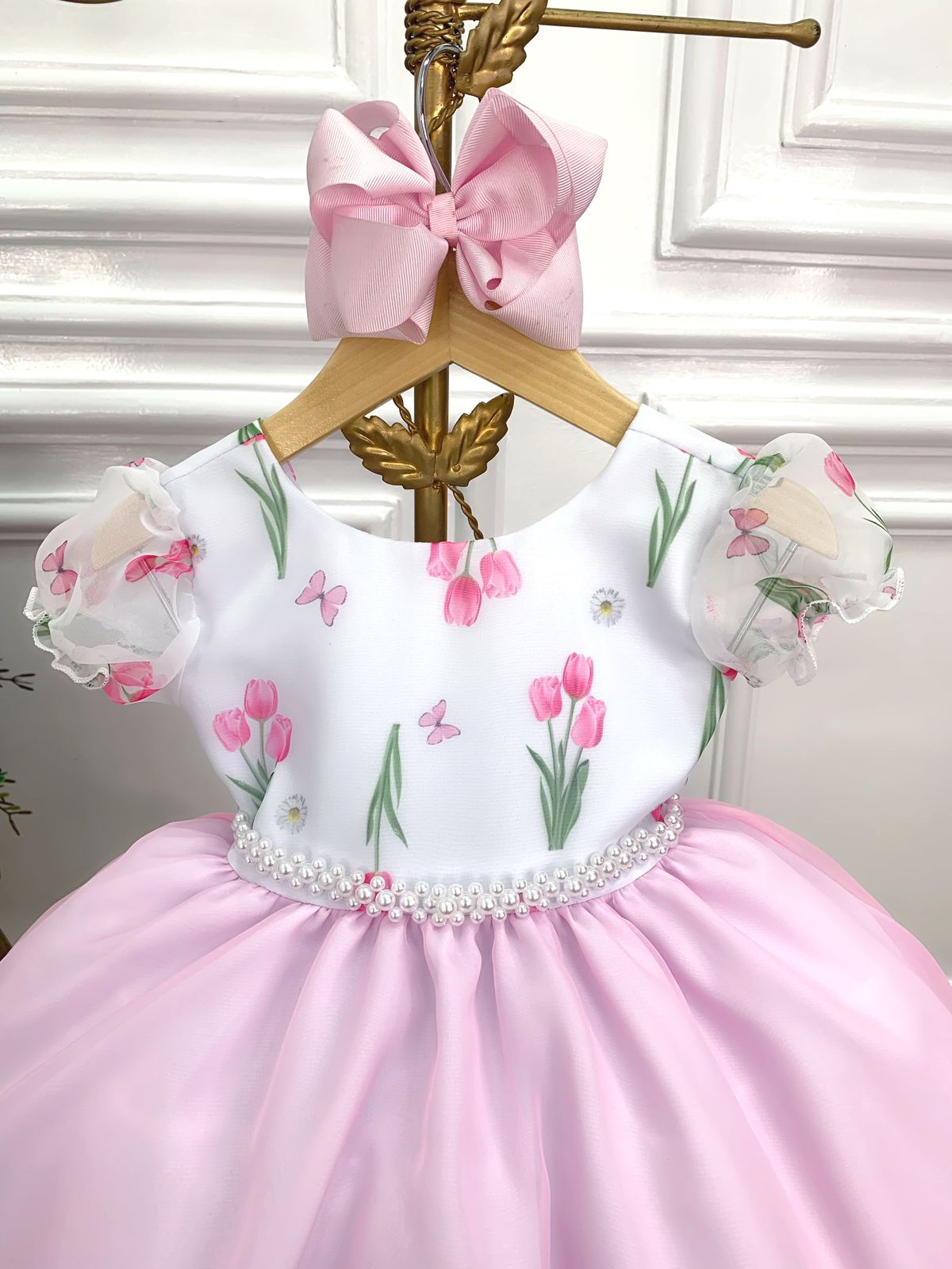 Vestido infantil blanco con flores de tulipán y cinturón de perlas