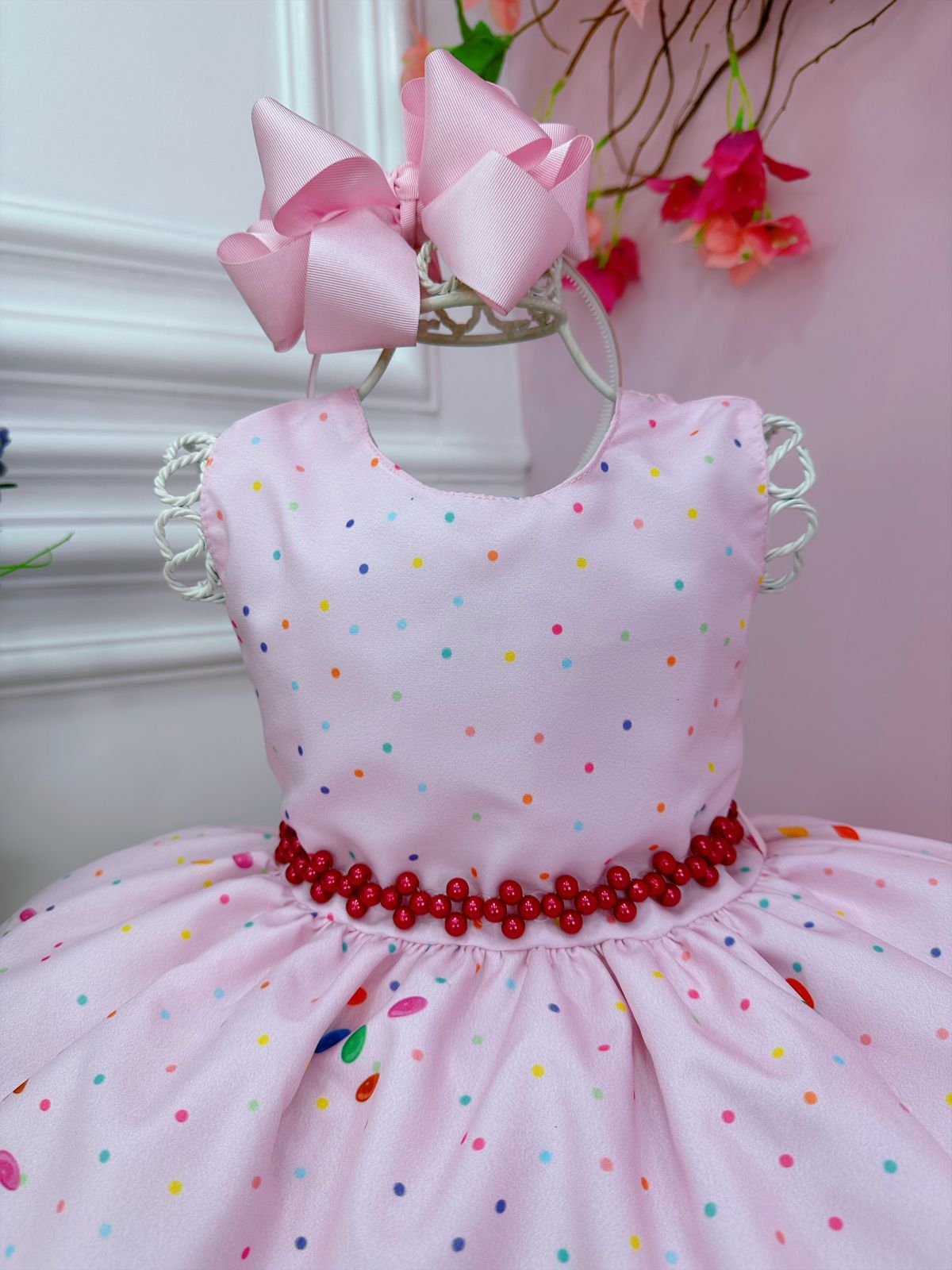 Vestido infantil de confitería de dulces rosas con cinturón de perlas