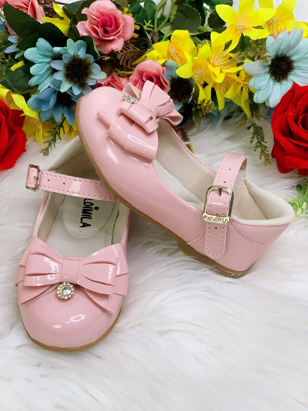 Zapatos de charol rosa con lazo y flor de pedrería
