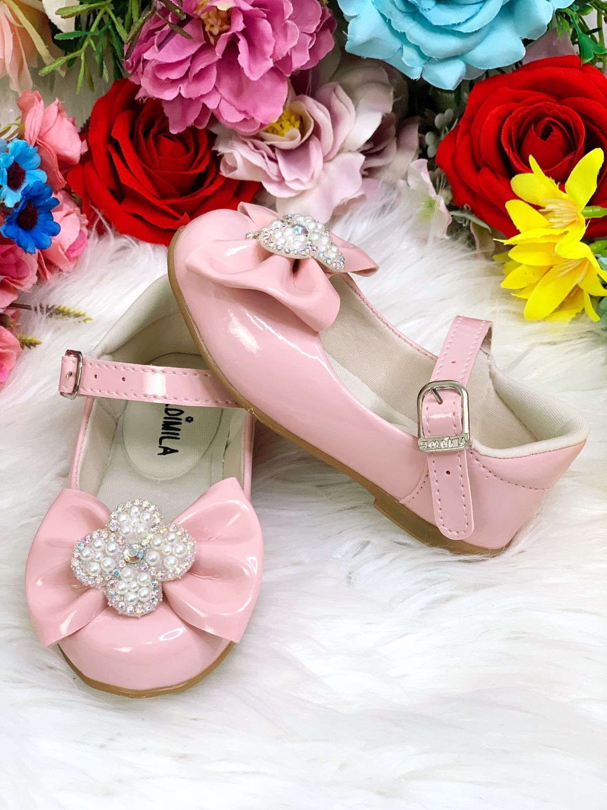 Zapatos de charol rosa con lazo y flor, pedrería y perlas
