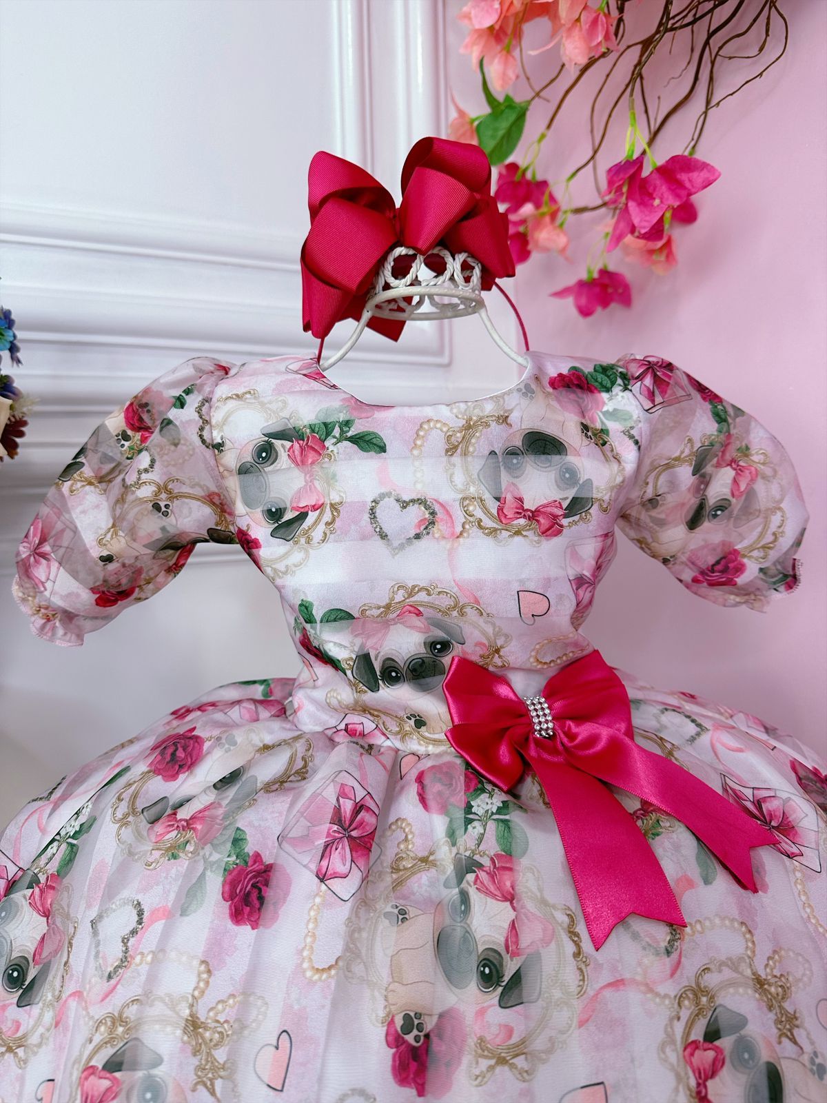 Vestido infantil con lazo y apliques de perrito con flores blancas
