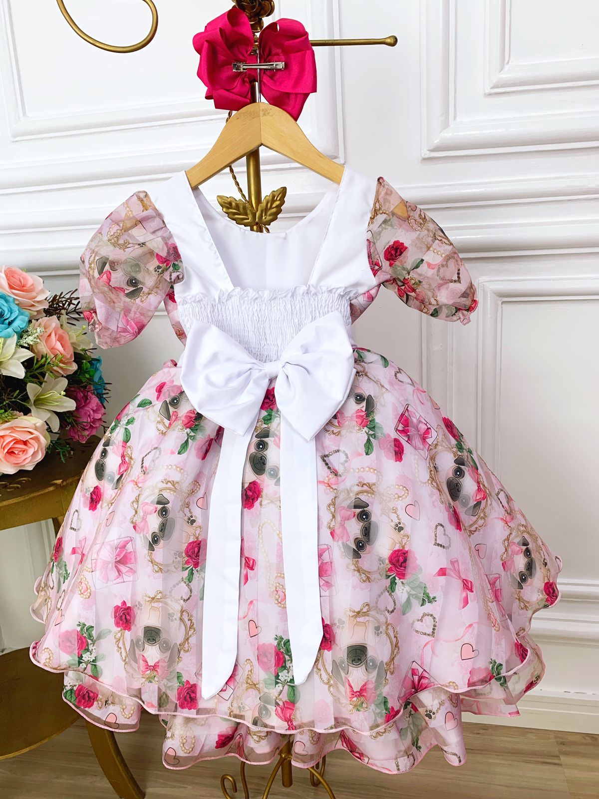 Vestido infantil con lazo y apliques de perrito con flores blancas