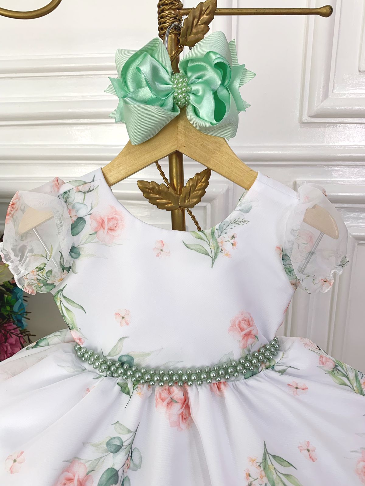 Vestido infantil verde oliva con flores blancas y cinturón de perlas