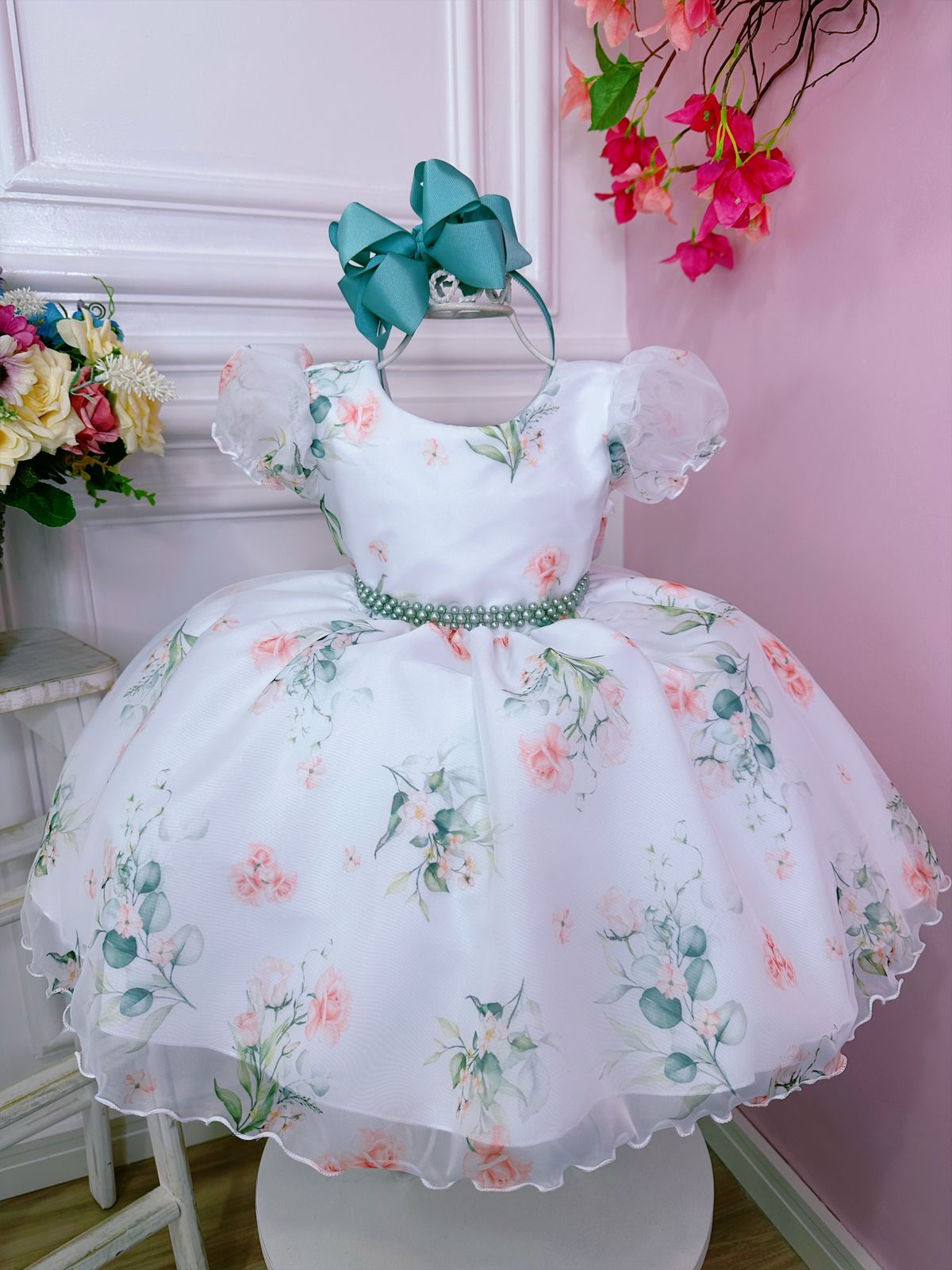 Vestido infantil verde oliva con flores blancas y cinturón de perlas