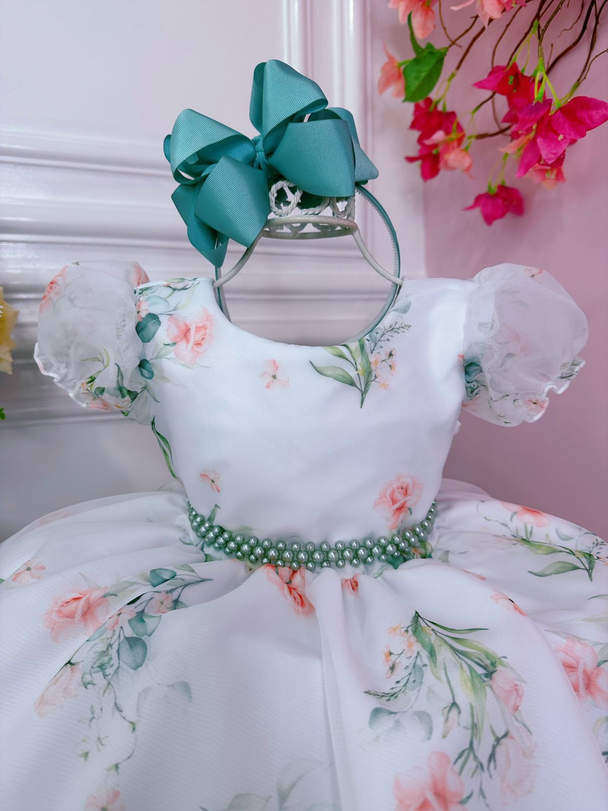 Vestido infantil verde oliva con flores blancas y cinturón de perlas