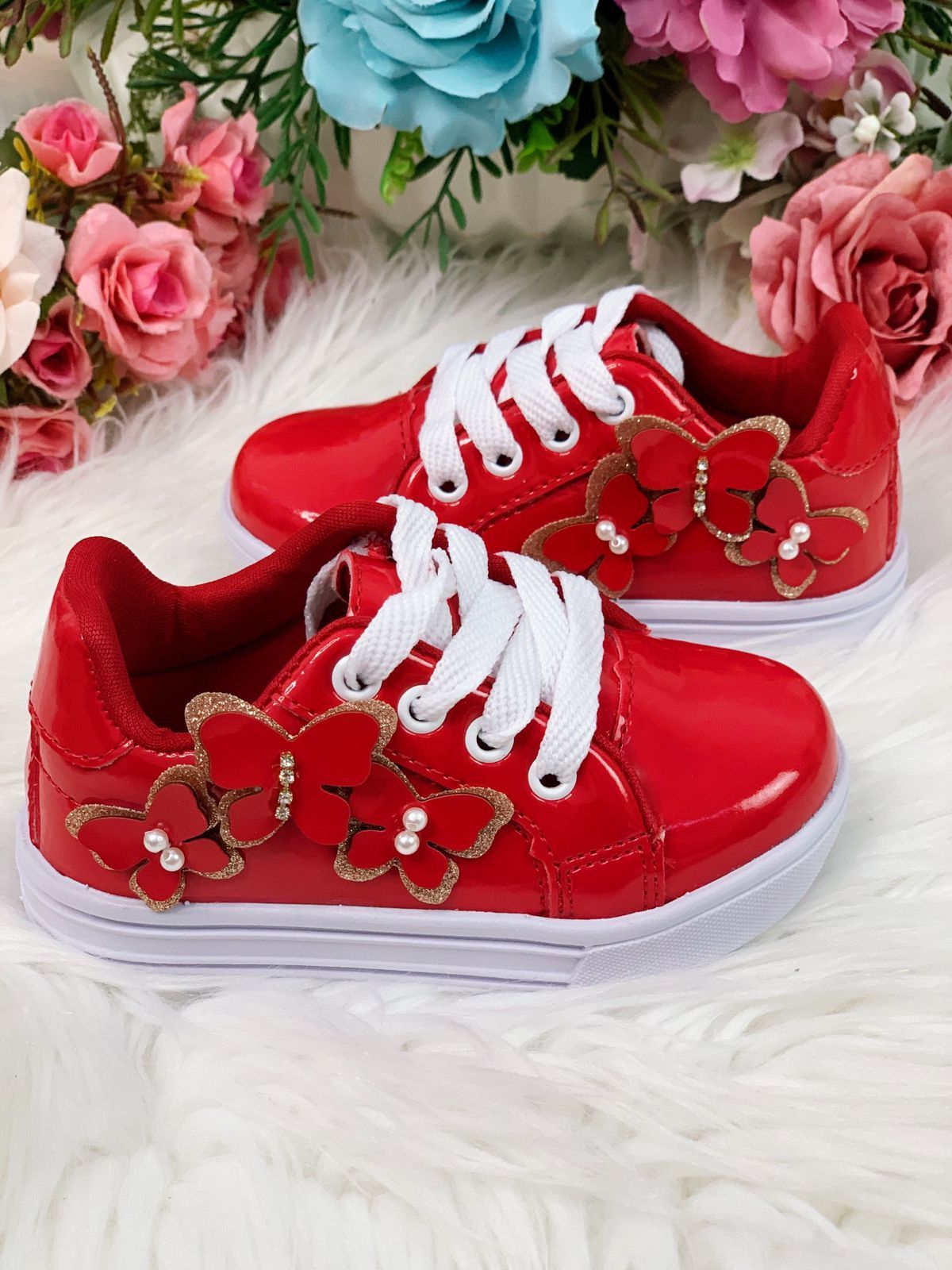 Zapatillas rojas con cordones y aplique de mariposa para niñas