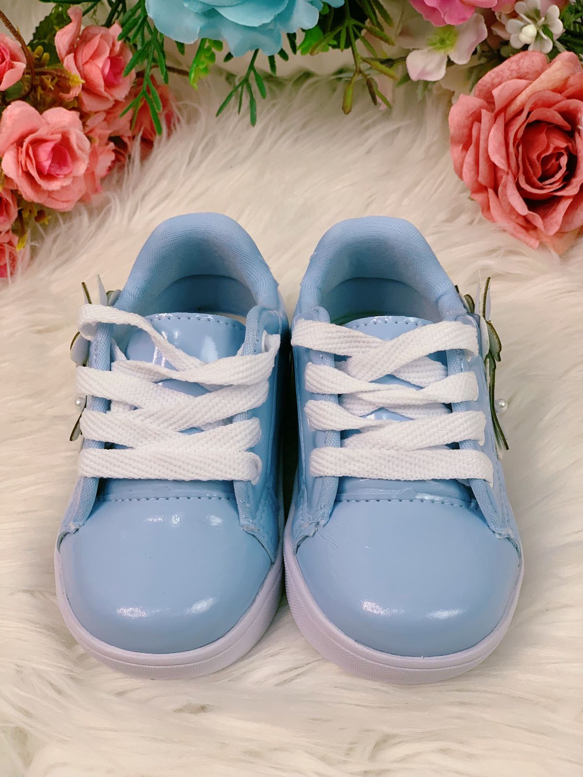 Zapatillas con cordones en azul bebé y aplique de mariposa para niñas