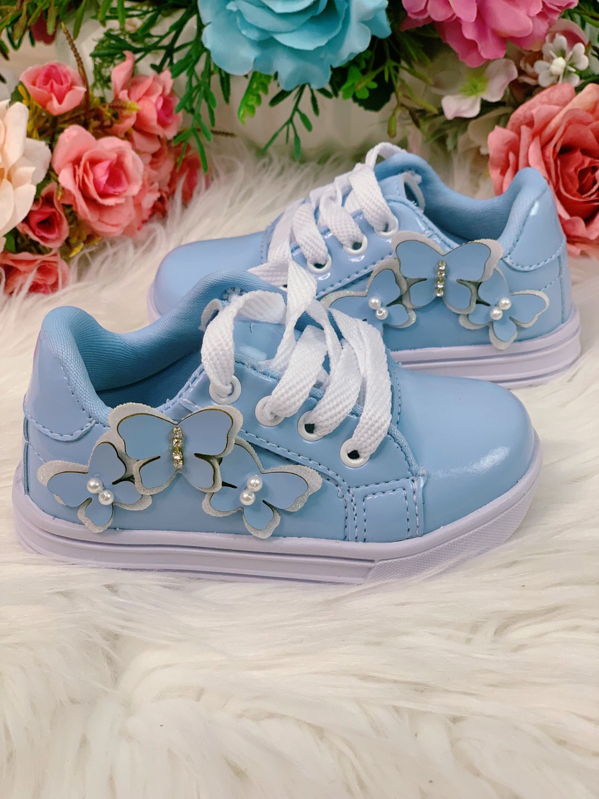 Zapatillas con cordones en azul bebé y aplique de mariposa para niñas
