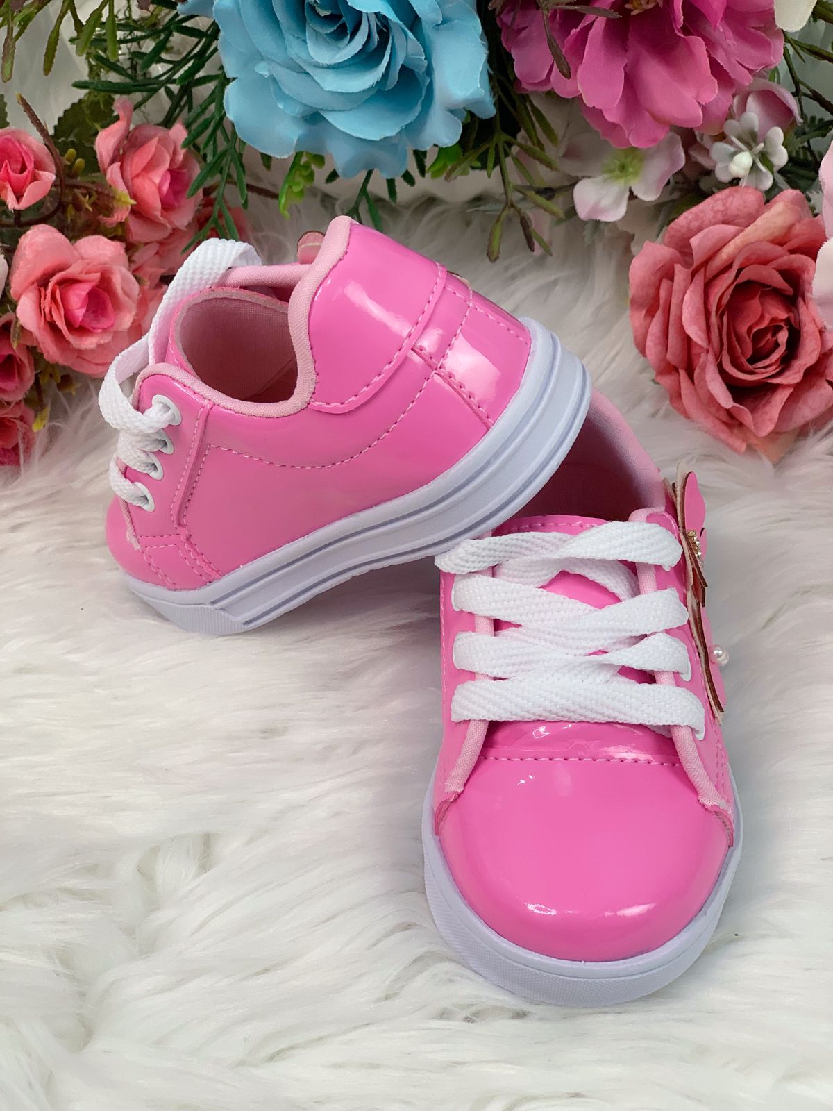 Zapatillas deportivas con cordones en color rosa chicle y aplique de mariposa para niñas