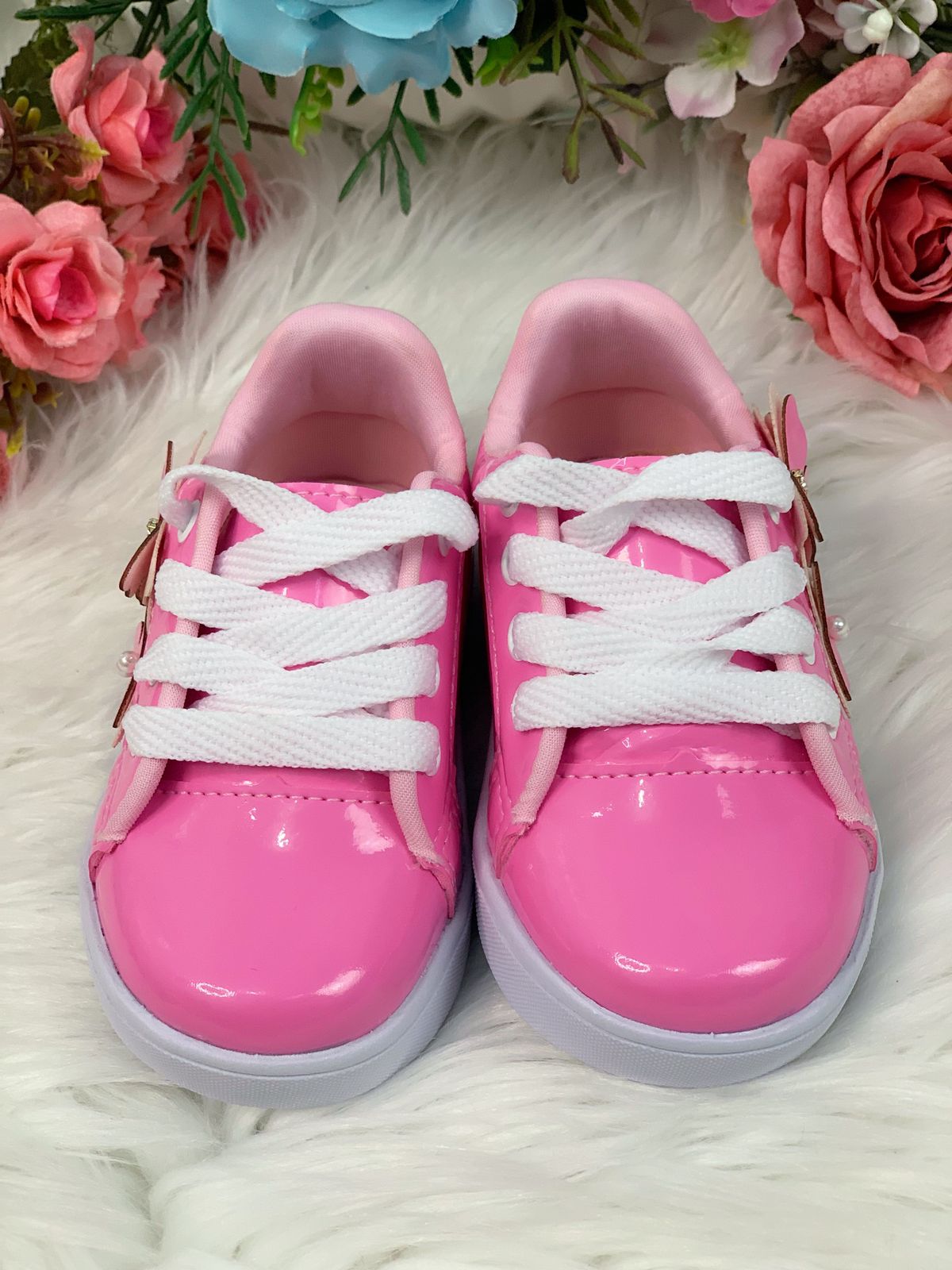 Zapatillas deportivas con cordones en color rosa chicle y aplique de mariposa para niñas