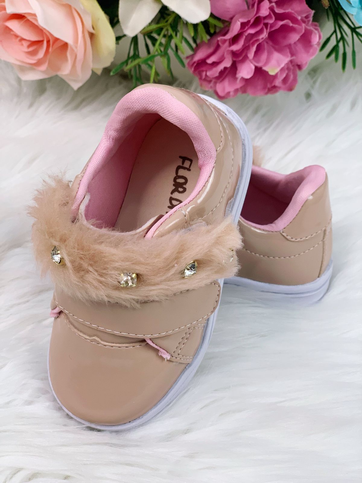 Tênis Nude Verniz Com Pelúcia e Strass Meninas