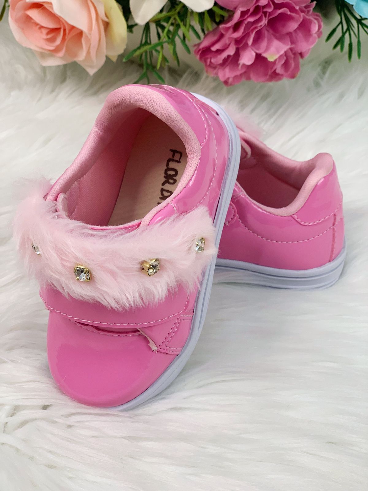 Zapatillas de charol rosa chicle con felpa y pedrería para niñas