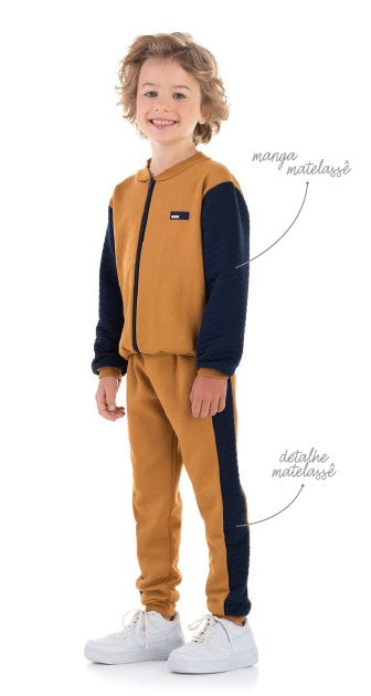 Conjunto de sudadera, chaqueta y pantalón color caqui y azul marino
