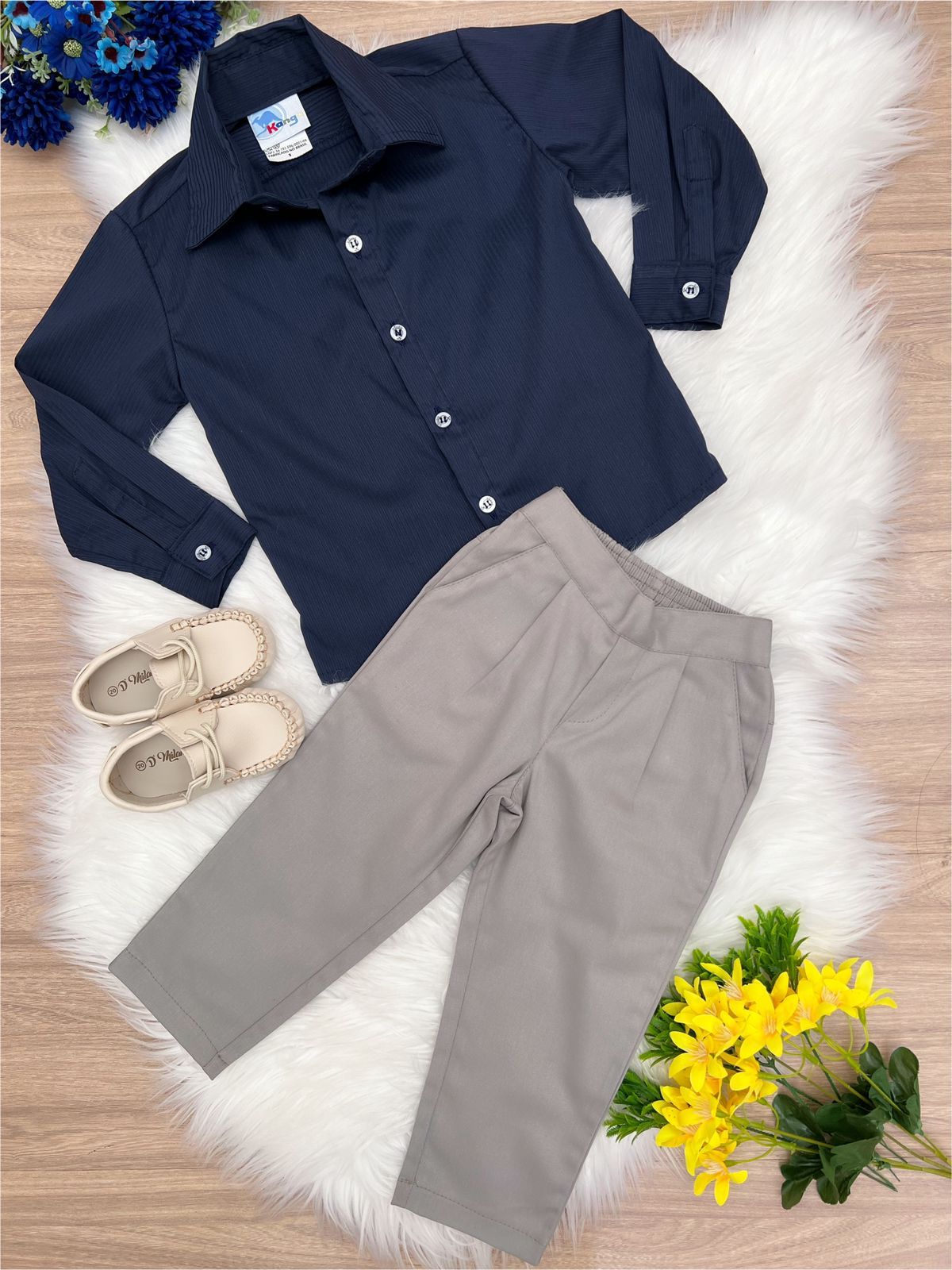 Conjunto social de camisa azul marino y pantalón de sarga caqui