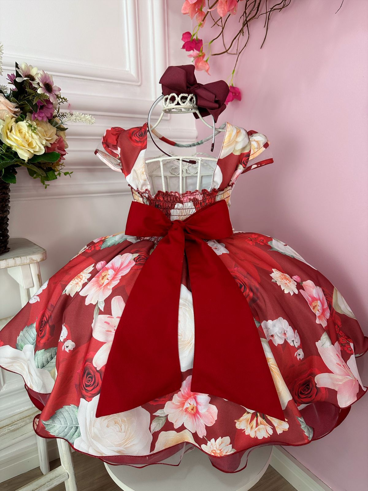 Vestido infantil con estampado floral Marsala y cinturón de perlas de lujo