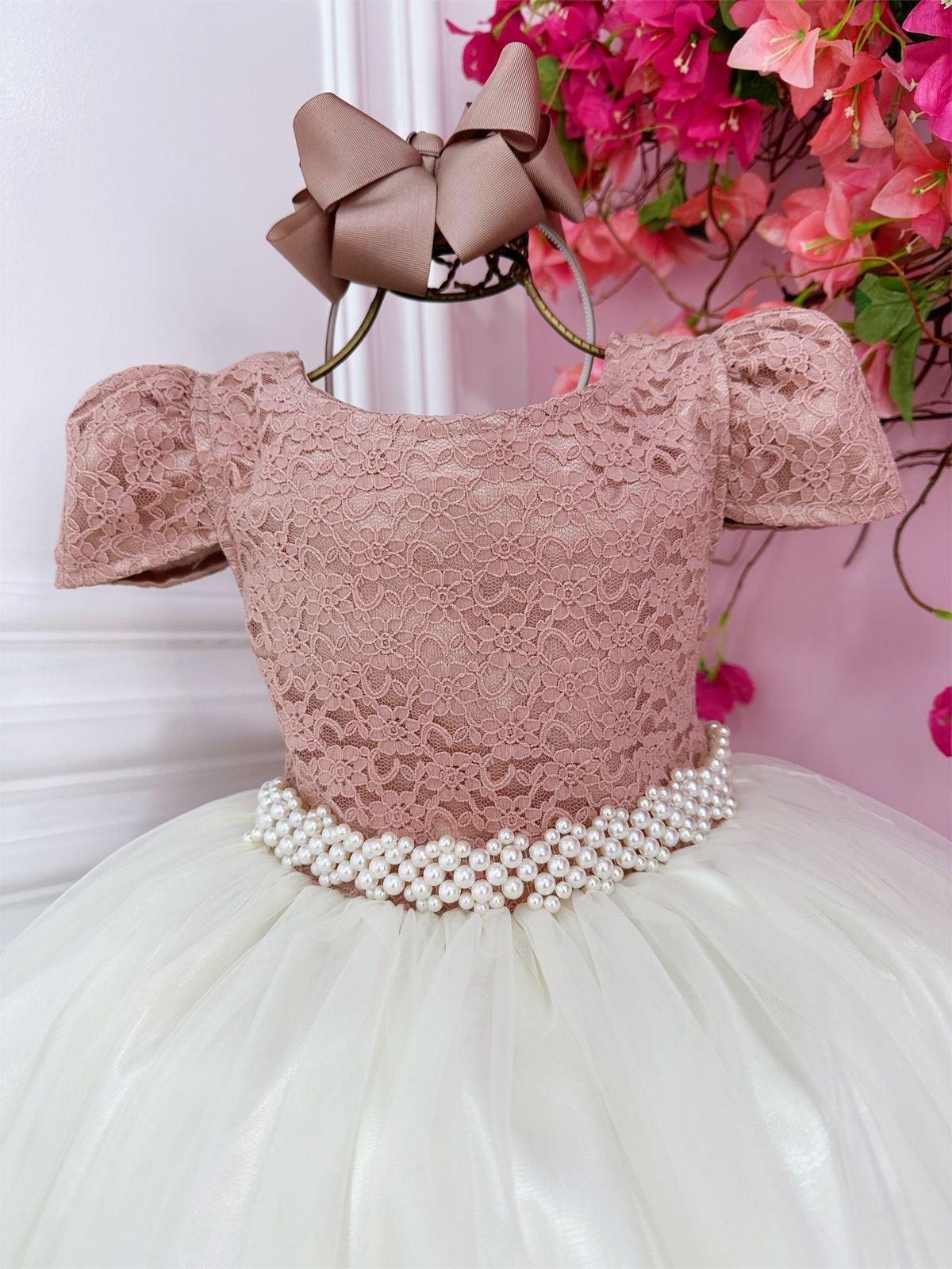 Vestido infantil rosa con encaje y falda blanquecina larga para mujer