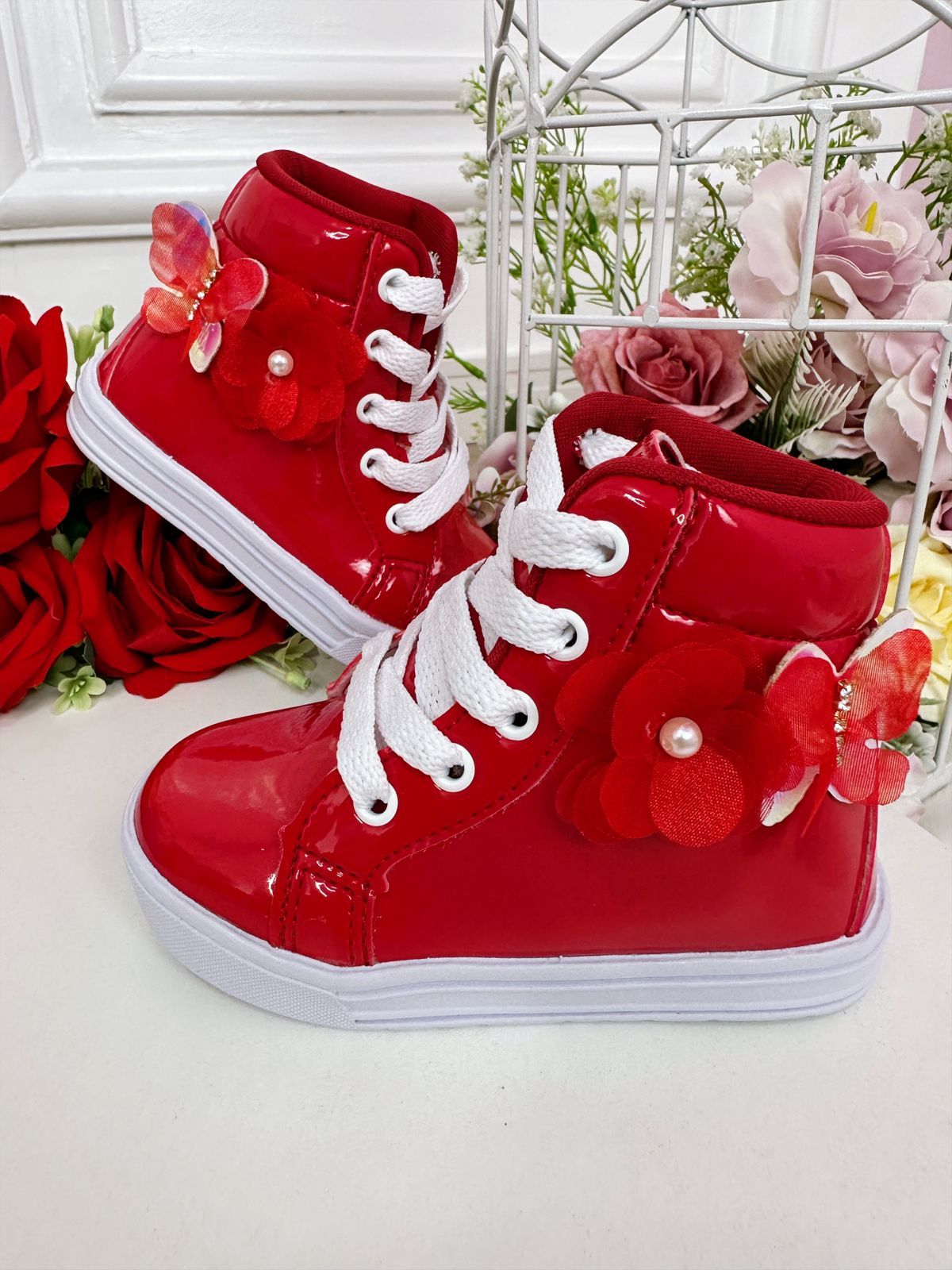 Botines infantiles de charol rojo con cordones y flor de mariposa