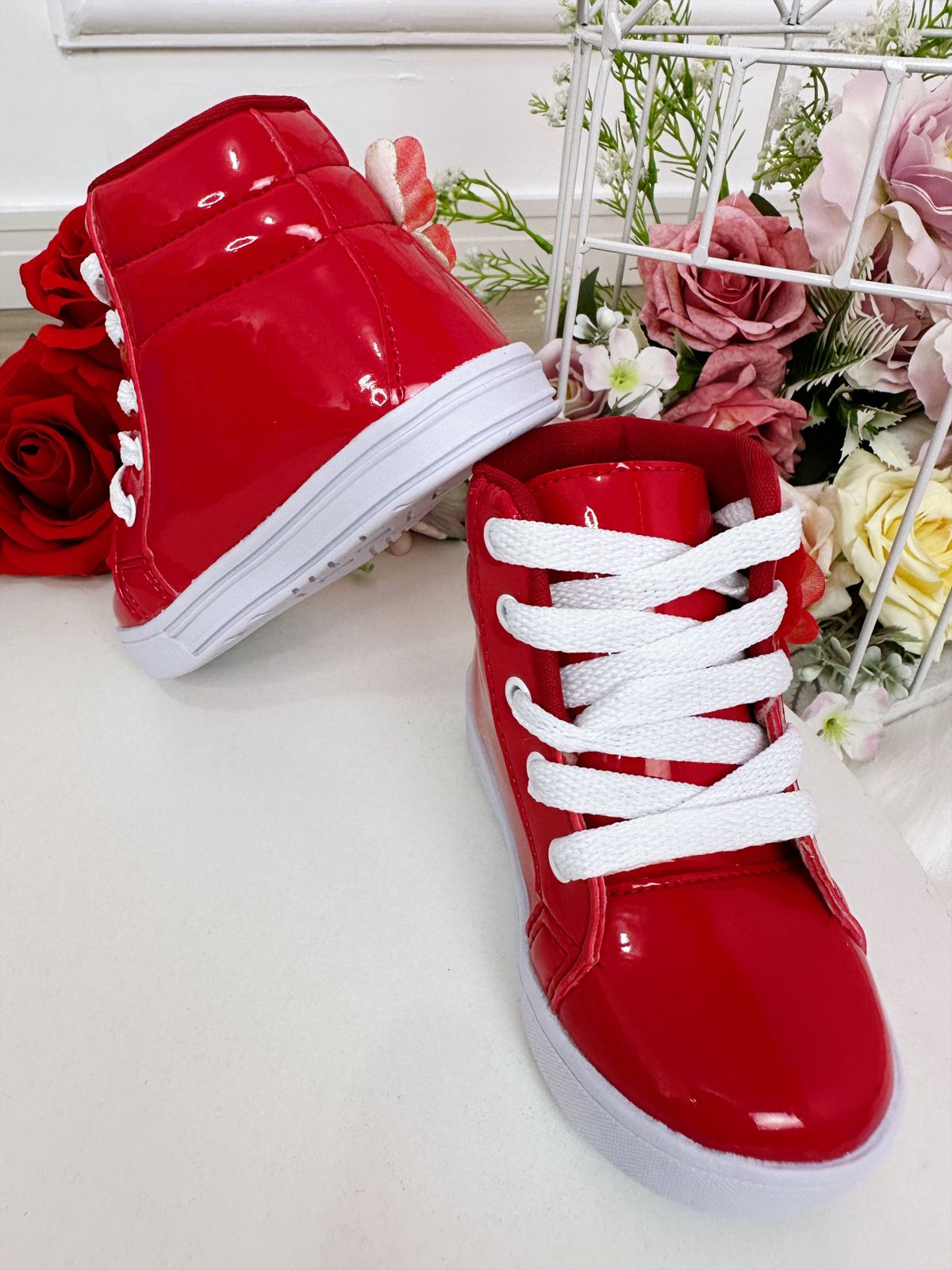 Botines infantiles de charol rojo con cordones y flor de mariposa