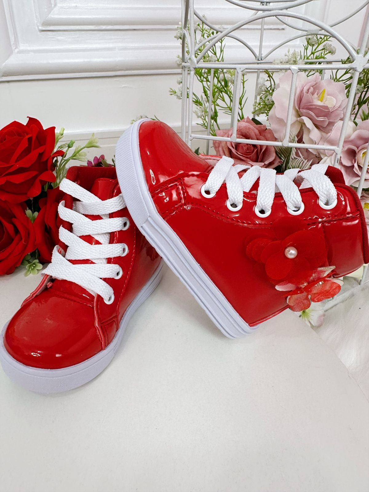 Botines infantiles de charol rojo con cordones y flor de mariposa