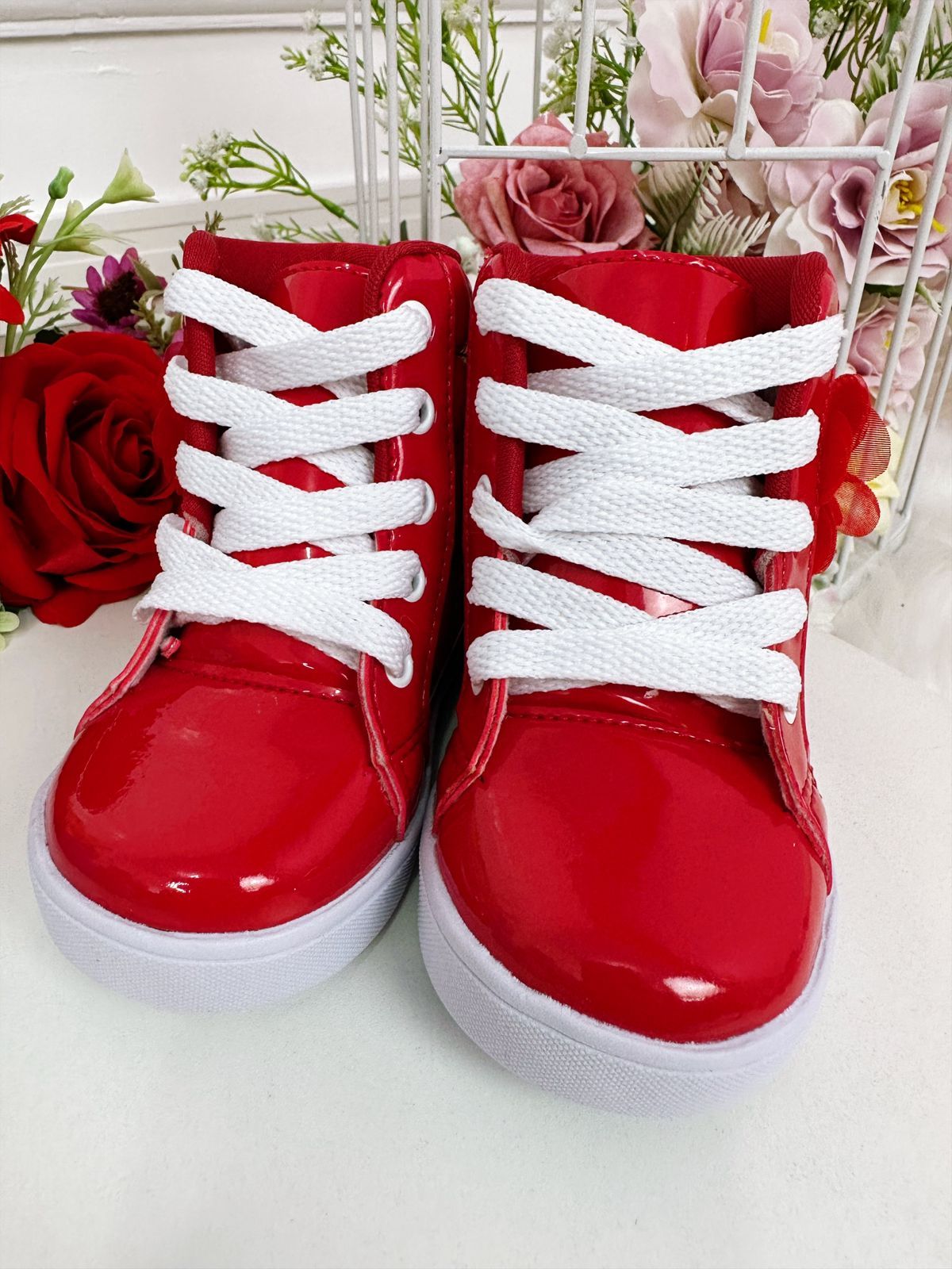 Botines infantiles de charol rojo con cordones y flor de mariposa