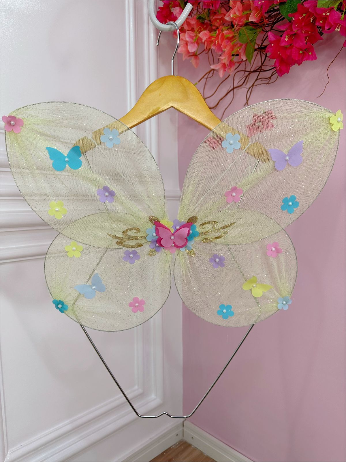 Hada de jardín encantada bebé con alas de mariposa amarillas de súper lujo