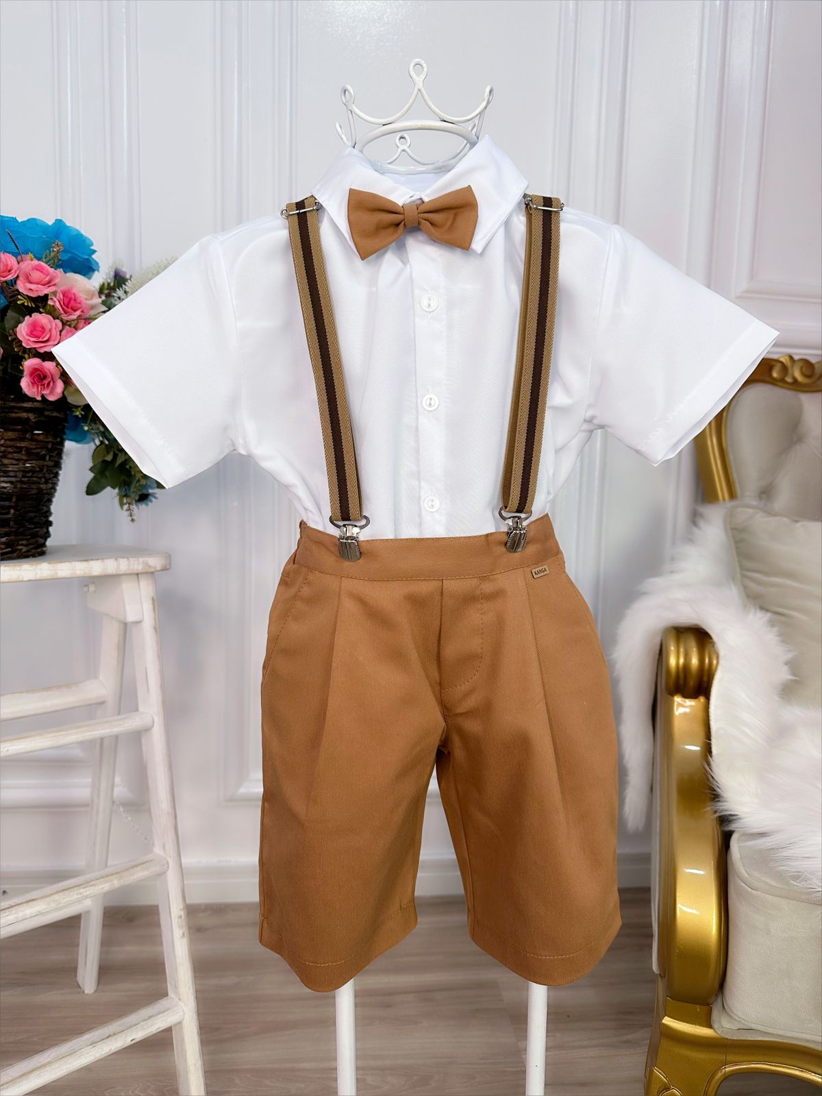 Conjunto de camisa corta con tirantes y corbata color caramelo oscuro