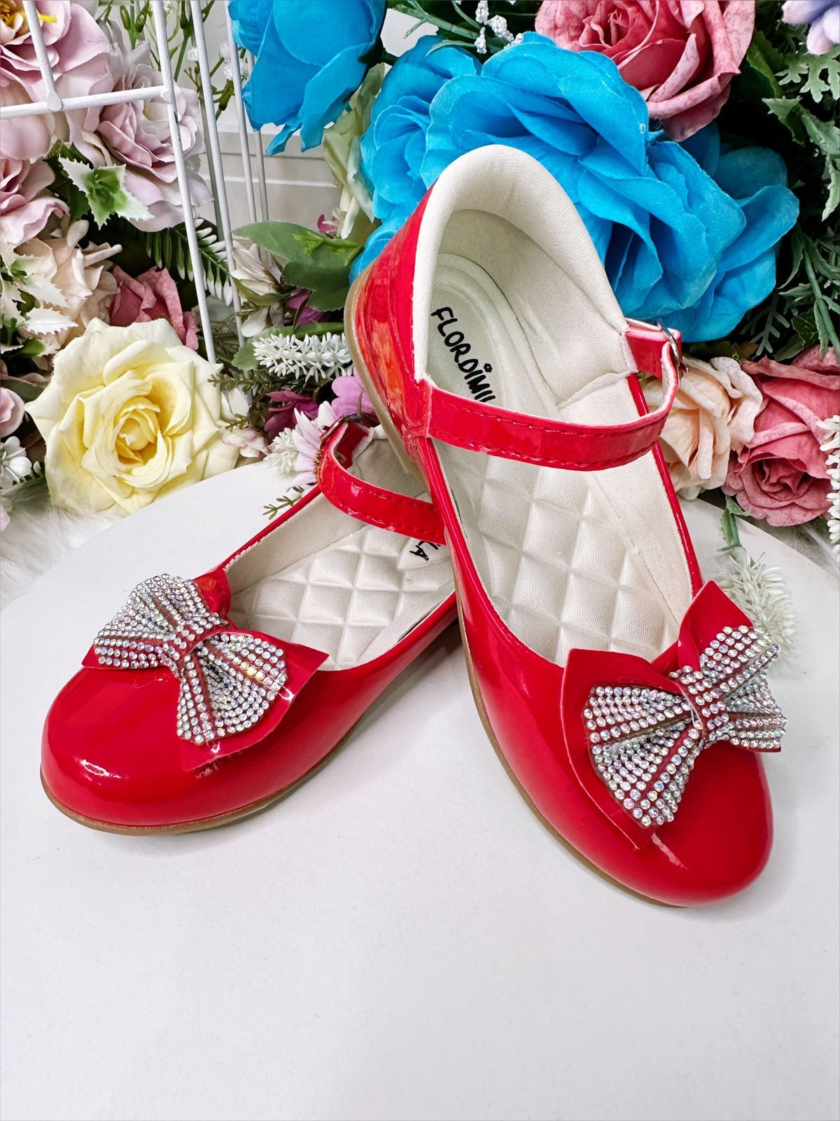 Zapato de charol rojo con lazo de diamantes de imitación de lujo
