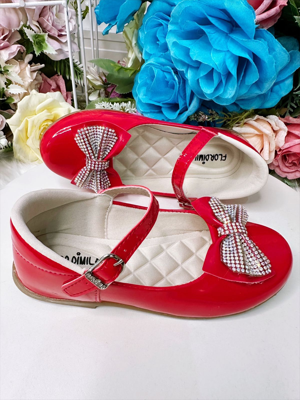 Zapato de charol rojo con lazo de diamantes de imitación de lujo