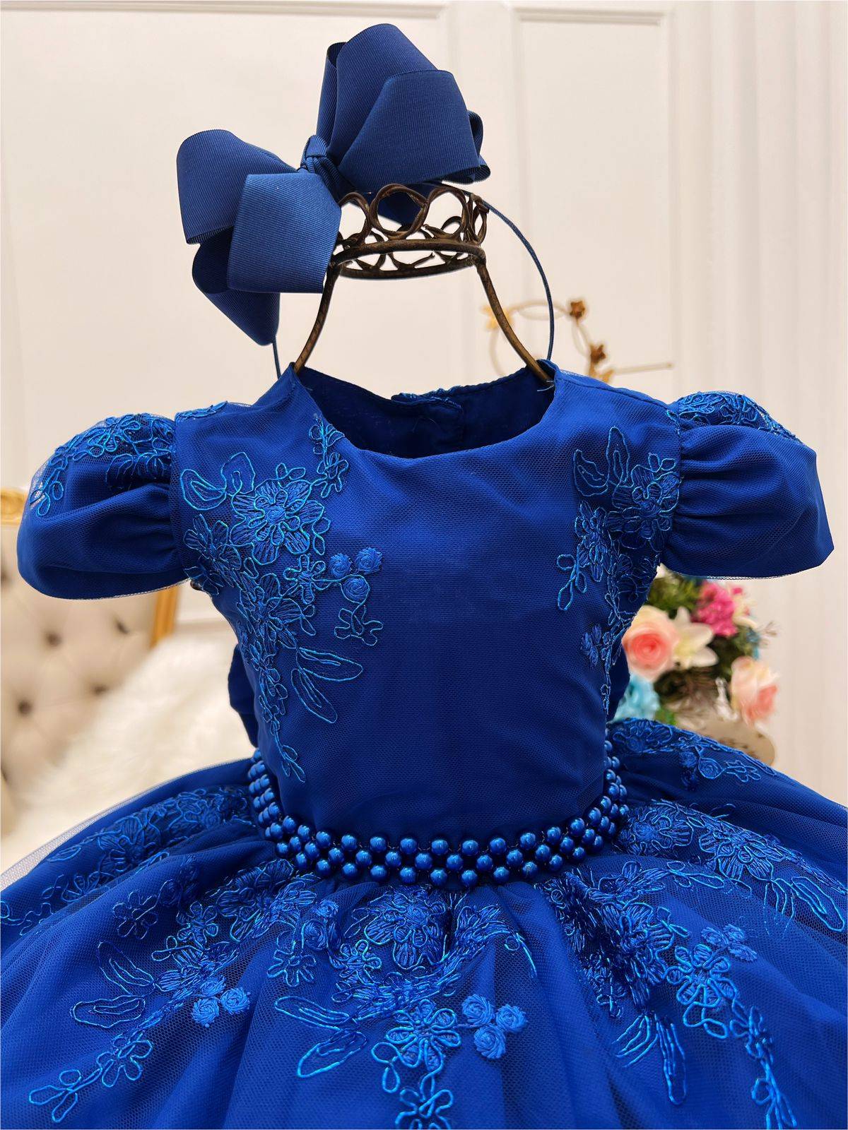 Vestido infantil azul real con encaje real y cinturón de perlas de lujo