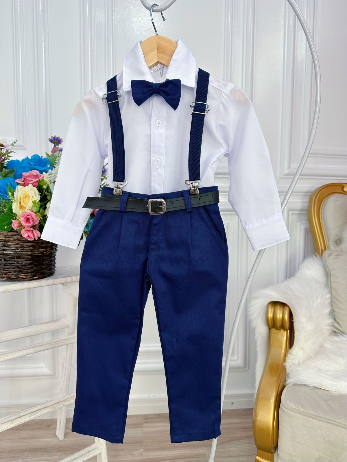 Conjunto de camisa, corbata, pantalón y tirantes azul marino