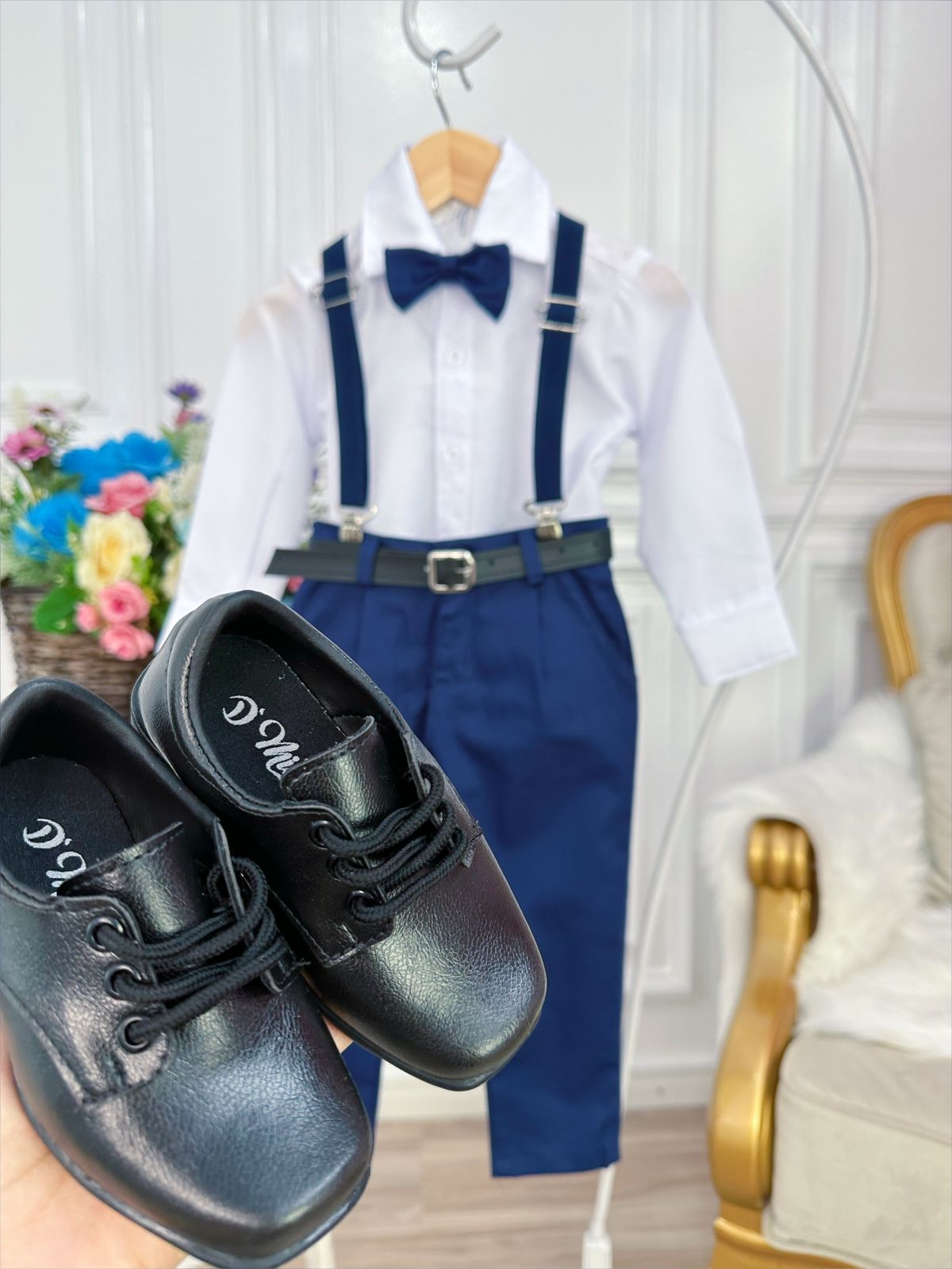 Conjunto de camisa, corbata, pantalón y tirantes azul marino
