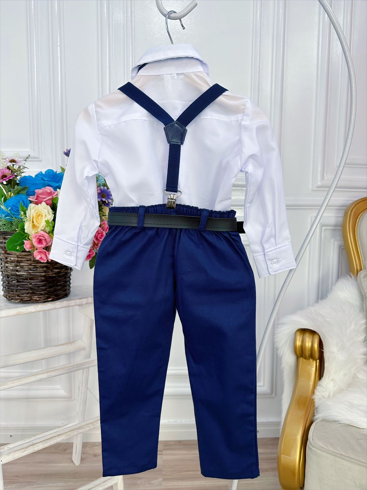 Conjunto de camisa, corbata, pantalón y tirantes azul marino