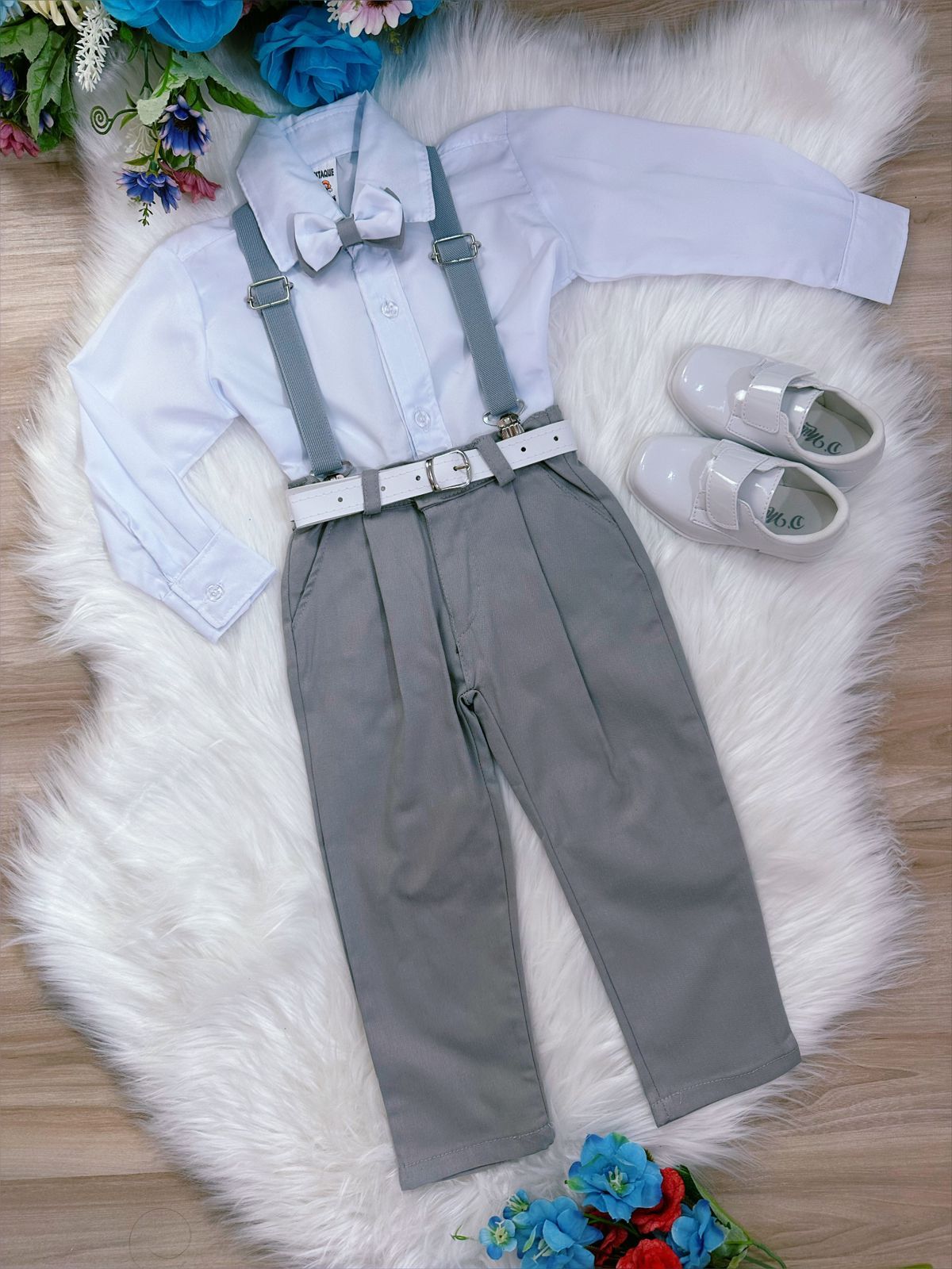 Conjunto Formal Camisa Blanca, Corbata con Tirantes y Pantalón Gris