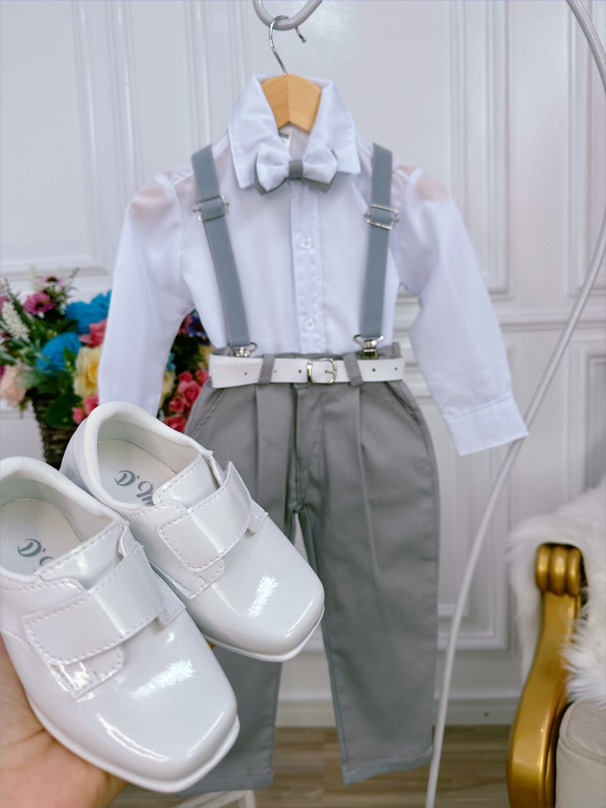Conjunto Formal Camisa Blanca, Corbata con Tirantes y Pantalón Gris