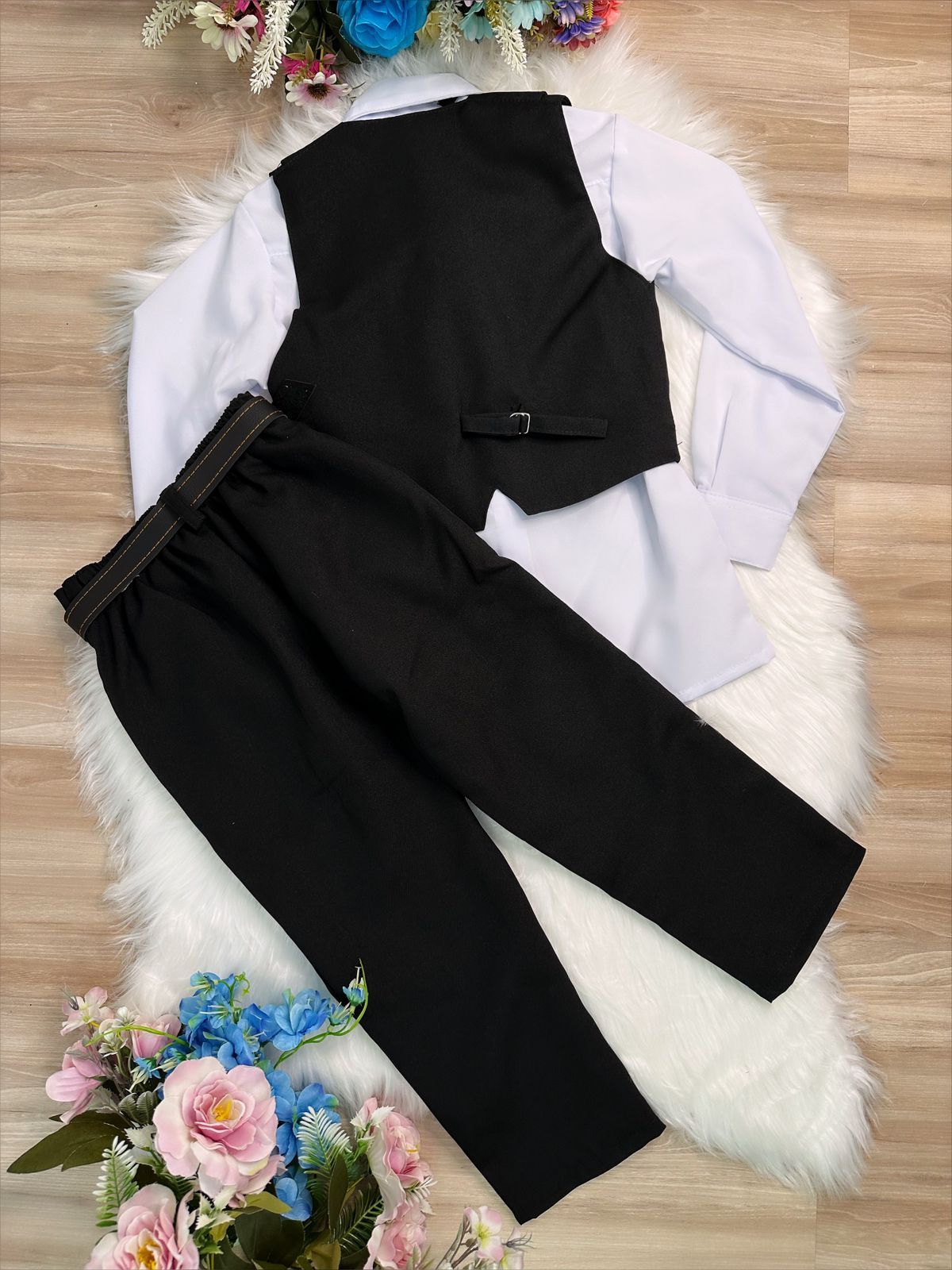 Conjunto formal: chaleco, pantalón, corbata negra y camisa blanca