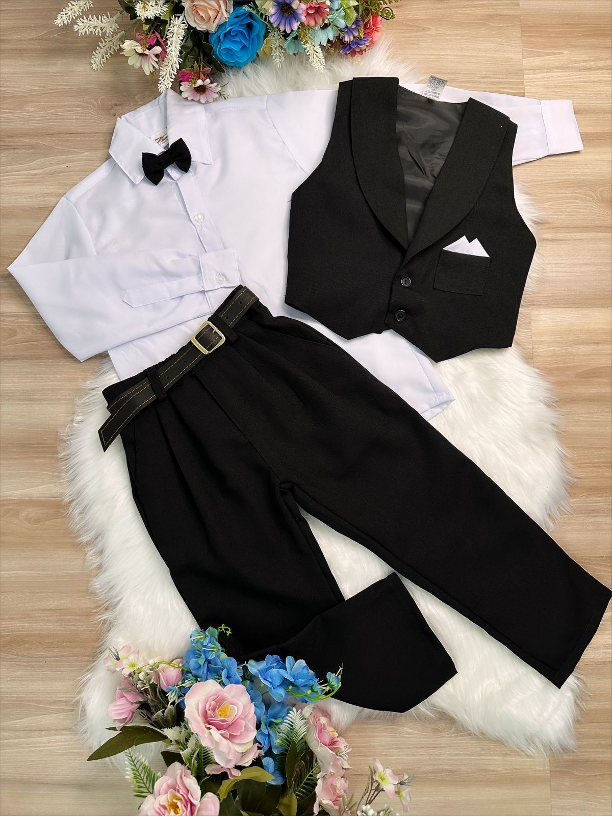 Conjunto formal: chaleco, pantalón, corbata negra y camisa blanca