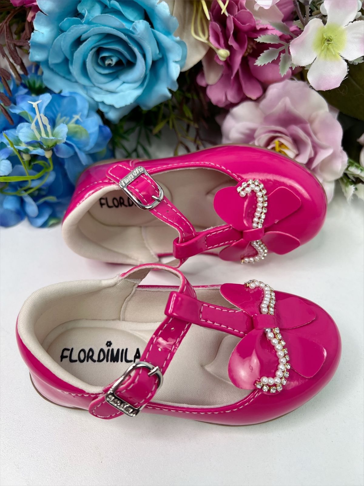 Zapato de charol rosa con lazo, pedrería y perlas