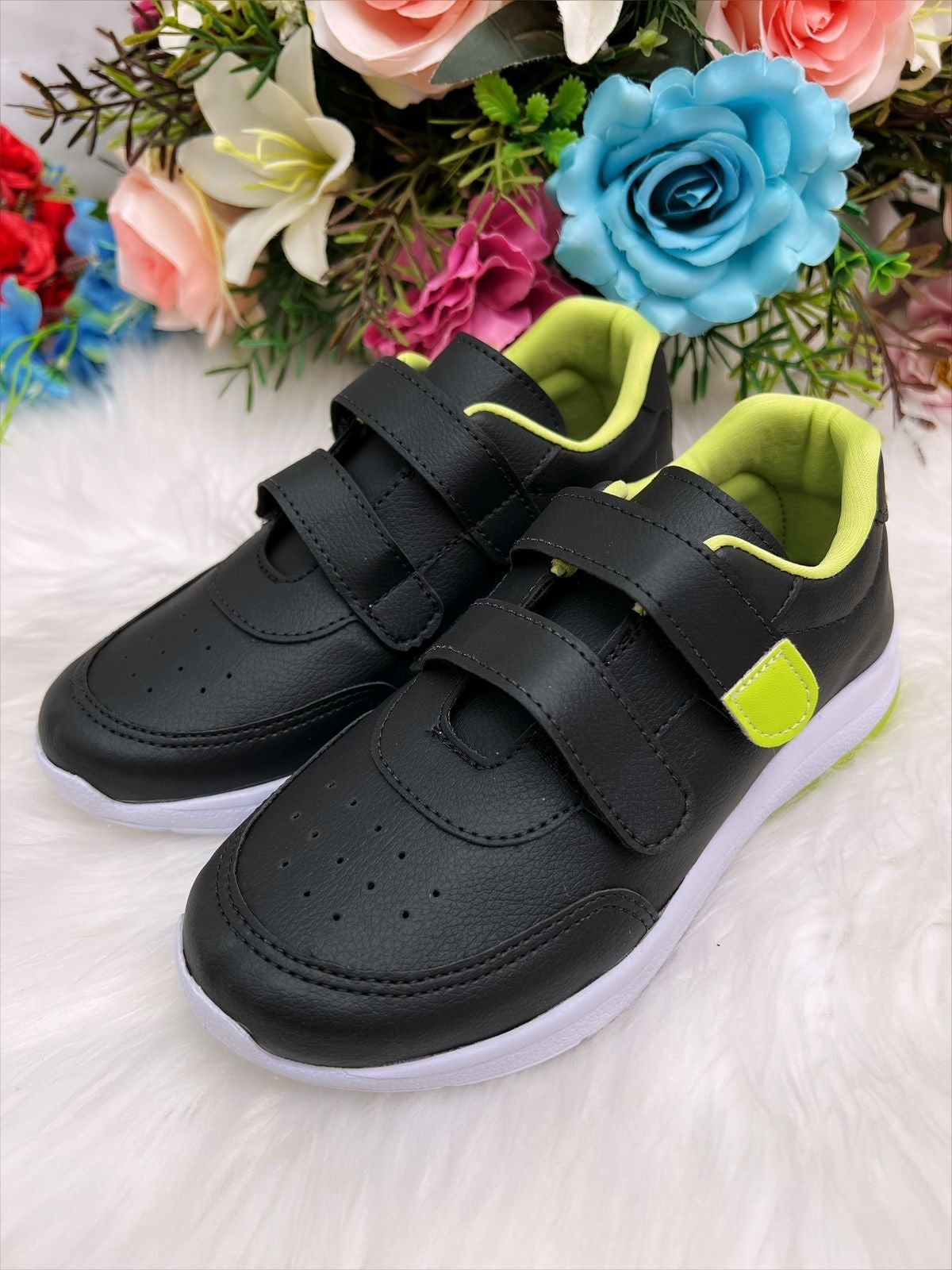 Zapatillas deportivas negras y lima con velcro para niñas