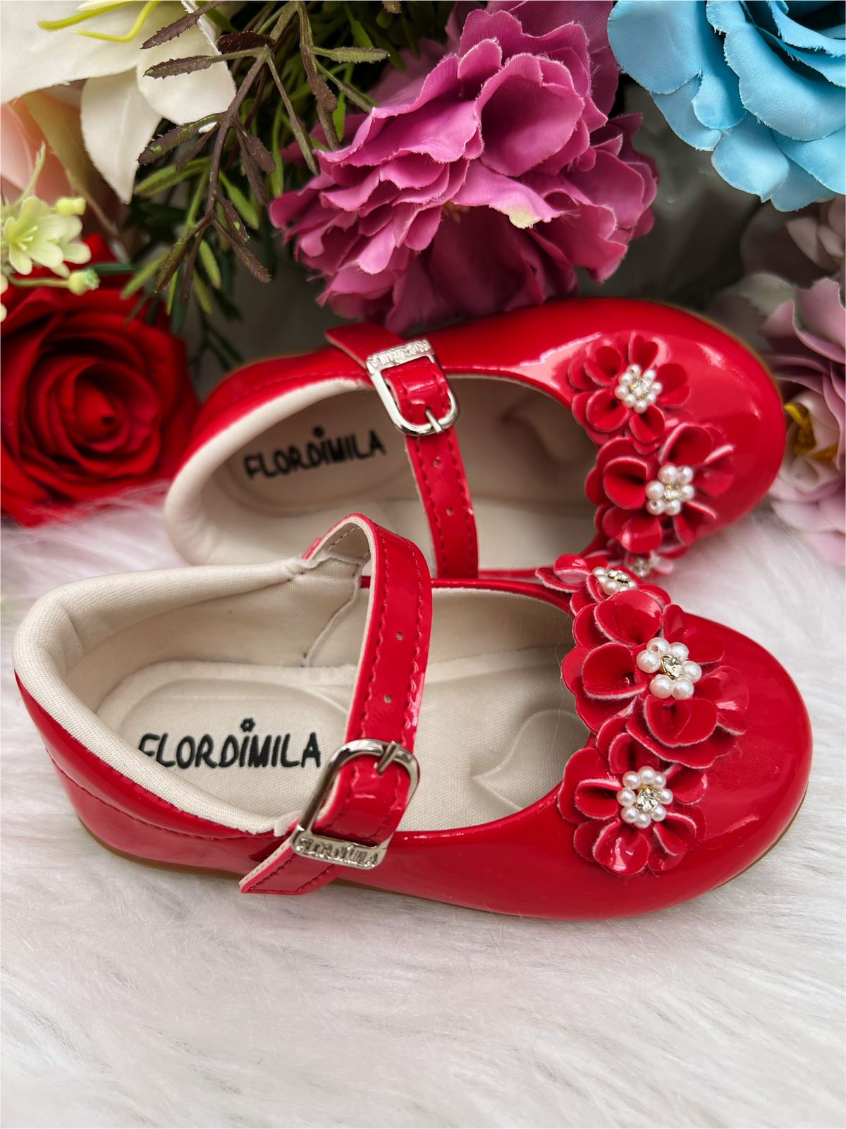 Zapato de charol rojo con flores, perlas y pedrería