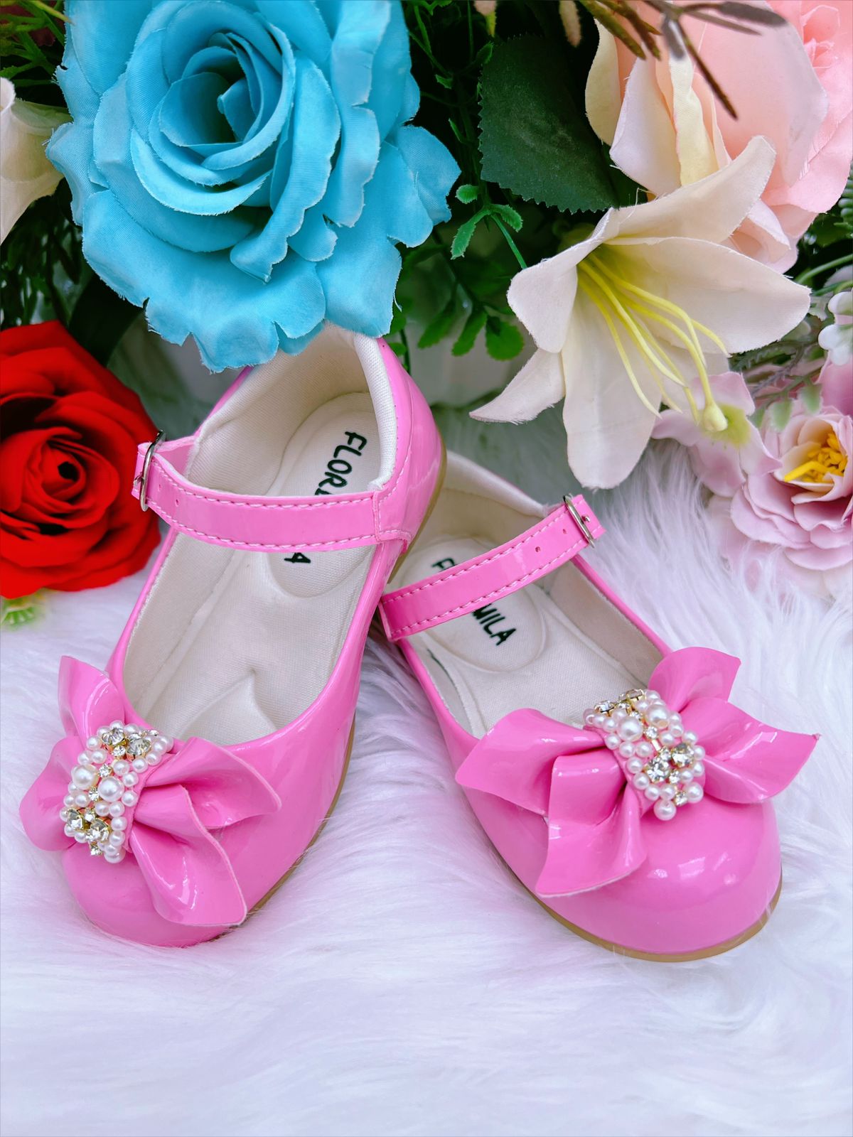 Zapatos de charol rosa chicle con lazo y perlas de pedrería